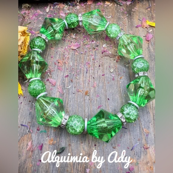 BOLD GREEN QUARTZ AND ACRYLIC STATEMENT VERY CHUNKY BRACELET - Picture 1 of 1